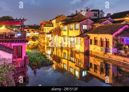 Scena notturna dei canali a Tongli, una bella città sull'acqua vicino a Suzhou, provincia di Jiangsu, Cina. Foto Stock