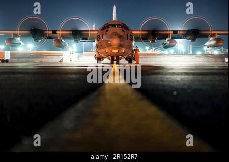 Campo Lemonnier, Gibuti. 2nd maggio, 2023. NEGLI STATI UNITI Corpo Marino KC-130J Super Ercole assegnato Marine Aerial Refueler Transport Squadron 352 (VMGR-352), si prepara per il decollo a Camp Lemonnier, Gibuti, 2 maggio 2023. VMGR-352 fornisce capacità di rifornimento aereo ad ala fissa e ad ala rotante oltre al trasporto aereo d'assalto di personale, attrezzature e forniture. Credit: Joseph LeVeille/USA Air Force/ZUMA Press Wire Service/ZUMAPRESS.com/Alamy Live News Foto Stock