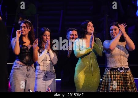 Mae Muller del Regno Unito che guarda le votazioni durante la semifinale 2 di Eurovision Song Contest alla M&S Bank Arena di Liverpool. Data immagine: Giovedì 11 maggio 2023. Foto Stock