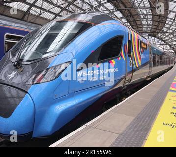 Liverpool, Inghilterra 11th Maggio Aprile 2023 Un treno operato da TransPennine Express stabled alla stazione di Liverpool Lime St. Il treno è decorato per celebrare il concorso di canzoni Eurovision che si è tenuto a Liverpool all'epoca. Era il giorno in cui TPE ricevette la notifica che il loro franchising non sarebbe stato esteso e che il controllo del loro franchising sarebbe ritornato al governo. L'unità di classe 397 è stata costruita dalla CAF a Beasain, Spagna per essere affittata a TPE. Dodici cinque unità sono state costruite per operare sui servizi tra Liverpool Line St/Manchester Airport e Edinburgh Waverley/Glasgow Central. ©Ged Noona Foto Stock