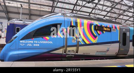 Liverpool, Inghilterra 11th Maggio Aprile 2023 Un treno operato da TransPennine Express stabled alla stazione di Liverpool Lime St. Il treno è decorato per celebrare il concorso di canzoni Eurovision che si è tenuto a Liverpool all'epoca. Era il giorno in cui TPE ricevette la notifica che il loro franchising non sarebbe stato esteso e che il controllo del loro franchising sarebbe ritornato al governo. L'unità di classe 397 è stata costruita dalla CAF a Beasain, Spagna per essere affittata a TPE. Dodici cinque unità sono state costruite per operare sui servizi tra Liverpool Line St/Manchester Airport e Edinburgh Waverley/Glasgow Central. ©Ged Noona Foto Stock