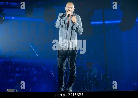 Mantova, Italia. 11th maggio, 2023. Grana Padano Arena, Mantova, Italia, 11 maggio 2023, Biagio Antonacci durante Biagio Antonacci - Palco Centrale Tour - cantante italiana Concerto musicale Credit: Live Media Publishing Group/Alamy Live News Foto Stock