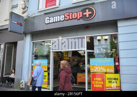 Cork City, Irlanda. 11th maggio, 2023. Il rivenditore di videogiochi GameStop ha annunciato la chiusura di tutti i suoi negozi irlandesi, il negozio della città di Cork sta anche vendendo le sue attrezzature. Credit: Karlis Dzjamko/ Alamy Live News Foto Stock