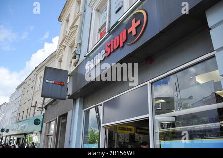 Cork City, Irlanda. 11th maggio, 2023. Il rivenditore di videogiochi GameStop ha annunciato la chiusura di tutti i suoi negozi irlandesi, il negozio della città di Cork sta anche vendendo le sue attrezzature. Credit: Karlis Dzjamko/ Alamy Live News Foto Stock