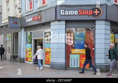 Cork City, Irlanda. 11th maggio, 2023. Il rivenditore di videogiochi GameStop ha annunciato la chiusura di tutti i suoi negozi irlandesi, il negozio della città di Cork sta anche vendendo le sue attrezzature. Credit: Karlis Dzjamko/ Alamy Live News Foto Stock