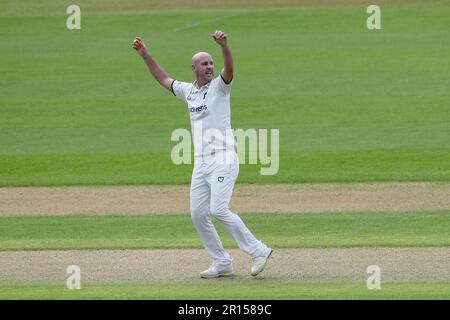 Chris Rushworth di Warwickshire celebra la presa del wicket di Sir Alastair Cook durante Warwickshire CCC vs Essex CCC, LV Insurance County Championsh Foto Stock