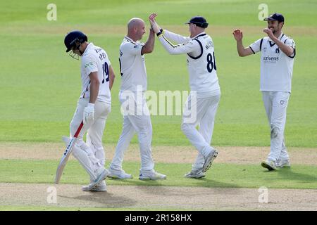 Chris Rushworth di Warwickshire festeggia con i suoi compagni di squadra dopo aver preso il wicket di Michael Pepper durante Warwickshire CCC vs Essex CCC, LV Insu Foto Stock