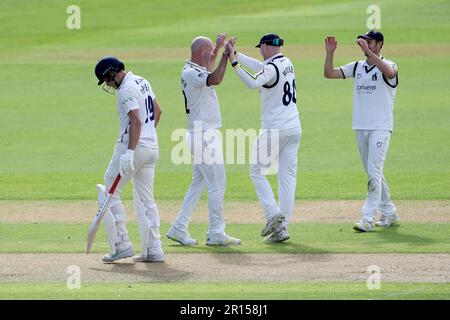 Chris Rushworth di Warwickshire festeggia con i suoi compagni di squadra dopo aver preso il wicket di Michael Pepper durante Warwickshire CCC vs Essex CCC, LV Insu Foto Stock