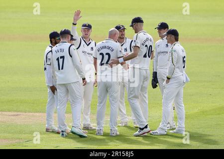 Chris Rushworth di Warwickshire festeggia con i suoi compagni di squadra dopo aver preso il wicket di Matt Critchley durante Warwickshire CCC vs Essex CCC, LV Insu Foto Stock