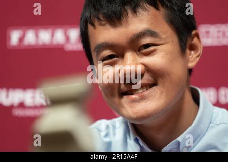 Bucarest, Romania. 10th maggio 2023: Ding Liren, il Gran Maestro di scacchi cinese e il campione del mondo in carica, risponde alle domande dei giornalisti durante una conferenza stampa, nella giornata libera di Superbet Chess Classic Romania 2023, la prima tappa del circuito Grand Chess Tour 2023, a Bucarest il 11th maggio 2023. Durante i 10 giorni del torneo, dal 5 al 15 maggio, dieci dei migliori giocatori classificati FIDE gareggiano. Credit: Lucian Alecu/Alamy Live News Foto Stock