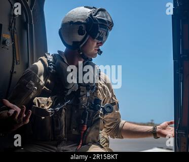 STATI UNITI Addison Aucoin, Marine Medium Tiltrotor Squadron 364 (VMM-364), guarda il fianco di un Osprey MV-22B a Camp Lemonnier, Gibuti, 29 aprile 2023. VMM-364 fornisce un supporto critico a più operazioni all'interno della Joint Task Force combinata - Horn of Arica e AFRICOM. (STATI UNITI Air Force foto di staff Sgt. Aaron Irvin) Foto Stock