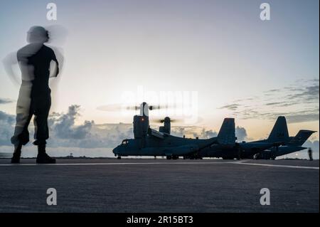 STATI UNITI Marines assegnato a Marine Medium Tiltrotor Squadron 364 (VMM-364), preparare un Osprey MV-22B per il decollo a Camp Lemonnier, Gibuti, 29 aprile 2023. VMM-364 fornisce un supporto critico a più operazioni all'interno della Joint Task Force combinata - Horn of Arica e AFRICOM. (STATI UNITI Air Force foto di staff Sgt. Aaron Irvin) Foto Stock