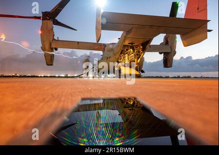 STATI UNITI Marines assegnato a Marine Medium Tiltrotor Squadron 364 (VMM-364), preparare un Osprey MV-22B per il decollo a Camp Lemonnier, Gibuti, 29 aprile 2023. VMM-364 fornisce un supporto critico a più operazioni all'interno della Joint Task Force combinata - Horn of Arica e AFRICOM. (STATI UNITI Air Force foto di staff Sgt. Aaron Irvin) Foto Stock