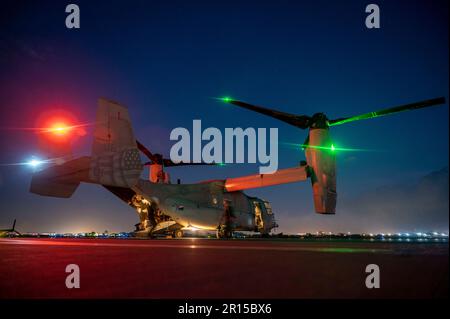 STATI UNITI Marines assegnato a Marine Medium Tiltrotor Squadron 364 (VMM-364), preparare un Osprey MV-22B per il decollo a Camp Lemonnier, Gibuti, 29 aprile 2023. VMM-364 fornisce un supporto critico a più operazioni all'interno della Joint Task Force combinata - Horn of Arica e AFRICOM. (STATI UNITI Air Force foto di staff Sgt. Aaron Irvin) Foto Stock