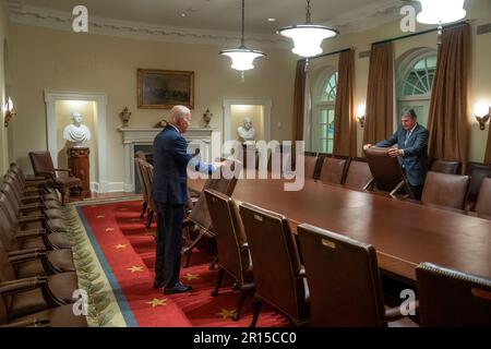 Il presidente Joe Biden e gli Stati Uniti Il senatore Joe Manchin, D-W. Virginia, guarda le placche sul retro delle sedie della Cabinet Room durante una conversazione, martedì 3 gennaio 2023, alla Casa Bianca. (Foto ufficiale della Casa Bianca di Adam Schultz) Foto Stock