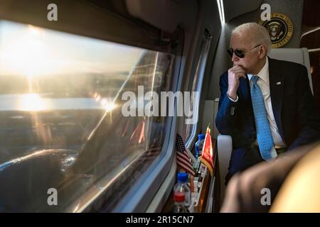 Il presidente Joe Biden viaggia a bordo di Marine One martedì 28 febbraio 2023 alla Casa Bianca. (Foto ufficiale della Casa Bianca di Adam Schultz) Foto Stock