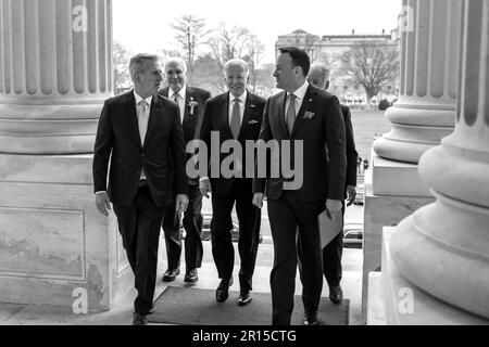 Il presidente Joe Biden arriva negli Stati Uniti Capitol a Washington, D.C. per partecipare al pranzo Friends of Ireland, venerdì 17 marzo 2023, ed è accolto da, da sinistra, il relatore Kevin McCarthy (R-CA), il Rep. Mike Kelly (R-PA), Taoiseach of Ireland Leo Varadkar, e il Rep. Richard Neal (D-ma). (Foto ufficiale della Casa Bianca di Adam Schultz) Foto Stock