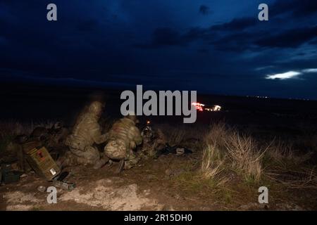 I militari di partito tattico di controllo dell'aria di guerra speciale con lo squadrone di 124th di operazioni di supporto dell'aria conducono l'addestramento di idoneità su una varietà di veicoli, radio e sistemi di armi alla gamma di aeronautica di Saylor Creek, 8 maggio 2023. In qualità di leaisons dedicati tra le forze di terra e gli aeromobili di supporto, i membri dell'ASOS devono mantenere la competenza su una varietà di attrezzature per assistere meglio le loro unità ospitanti. (STATI UNITI Foto della Guardia Nazionale aerea del sergente Joseph Morgan) Foto Stock