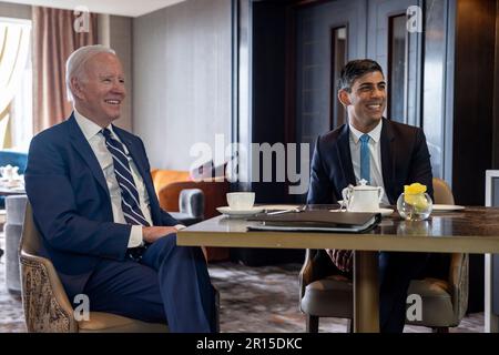 Il presidente Joe Biden incontra il Regno Unito Primo Ministro Rishi Sunak, martedì 12 aprile 2023, al Grand Central Hotel Belfast, Irlanda del Nord. (Foto ufficiale della Casa Bianca di Adam Schultz) Foto Stock