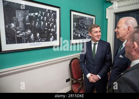Il presidente Joe Biden vede una foto del presidente John F. Kennedy che si rivolge alle Case degli Oireachtas a Leinster House, giovedì 13 aprile 2023, a Dublino, Irlanda. (Foto ufficiale della Casa Bianca di Adam Schultz)