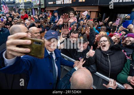 Il presidente Joe Biden arriva nel centro di Dundalk e saluta la folla mentre cammina verso McAteers The Food House, mercoledì 12 aprile 2023, nella contea di Louth, Irlanda. (Foto ufficiale della Casa Bianca di Adam Schultz) Foto Stock