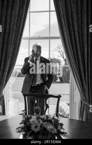 Il presidente Joe Biden parla con l'ex ambasciatore del Regno Unito negli Stati Uniti Peter Westmacott, giovedì 13 aprile 2023, al Deerfield Residence di Dublino. (Foto ufficiale della Casa Bianca di Adam Schultz) Foto Stock