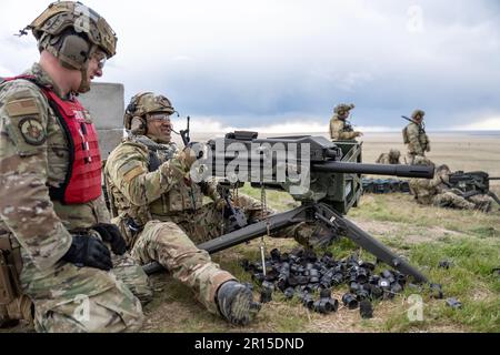 I militari di partito tattico di controllo dell'aria di guerra speciale con lo squadrone di 124th di operazioni di supporto dell'aria conducono l'addestramento di idoneità su una varietà di veicoli, radio e sistemi di armi alla gamma di aeronautica di Saylor Creek, 8 maggio 2023. In qualità di leaisons dedicati tra le forze di terra e gli aeromobili di supporto, i membri dell'ASOS devono mantenere la competenza su una varietà di attrezzature per assistere meglio le loro unità ospitanti. (STATI UNITI Foto della Guardia Nazionale aerea del sergente Joseph Morgan) Foto Stock