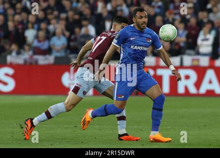 Evangelos Pavlidis di AZ Alkmaar si allontana dal Nayef Aguerd di West Ham United durante l'Europa Conference League semi Final 1st tappa tra West Ham United e AZ Alkmaar al London Stadium di Stratford giovedì 11th maggio 2023. (Foto: Michael driver | NOTIZIE MI) Credit: NOTIZIE MI & Sport /Alamy Live News Foto Stock