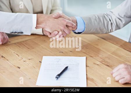 Fare affari accadono. un uomo d'affari che scuote le mani con un altro uomo d'affari. Foto Stock