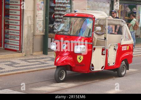 Un autorickshaw Piaggio Ape Calessino, uno degli ultimi 999 risciò a benzina in edizione limitata prima di convertire la produzione in energia elettrica. Foto Stock