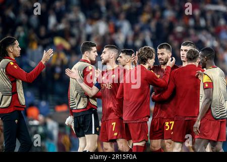 Roma, Italia. 11th maggio, 2023. COME i giocatori Rom si congratulano con la fine della partita di calcio di prima tappa della UEFA Europa League tra Roma e Leverkusen allo stadio olimpico di RomeÕs, il 11 maggio 2023. Roma sconfisse Leverkusen 1-0. Credit: Riccardo De Luca - Update Images/Alamy Live News Foto Stock