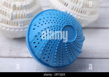 Palline per lavatrice su tavolo di legno bianco. Detergente sostitutivo per  bucato Foto stock - Alamy