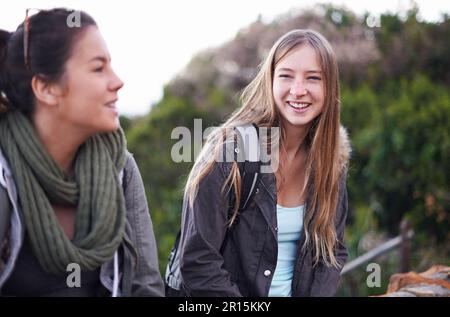 I fine settimana sono destinati ad essere spesi all'aperto. due giovani donne che si divertono all'aria aperta mentre camminano. Foto Stock