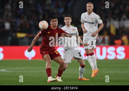 Paulo Dybala (Roma)Florian Wirtz (Bayer 04 Leverkusen) durante la partita della UEFA 'Europa League 2022 2023 tra Roma 1-0 Leverkusen allo stadio Olimpico il 11 maggio 2023 a Roma. Credit: Maurizio Borsari/AFLO/Alamy Live News Foto Stock