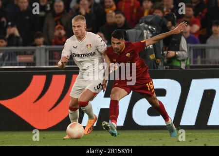 Mitchel Bakker (Bayer 04 Leverkusen)Mehmet Zeki Celik (Roma) durante la partita UEFA 'Europa League 2022 2023 tra Roma 1-0 Leverkusen allo stadio Olimpico il 11 maggio 2023 a Roma. Credit: Maurizio Borsari/AFLO/Alamy Live News Foto Stock