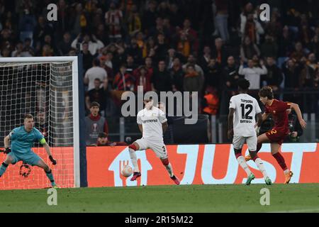 Edoardo Bove (Roma)Edmond Tapsoba (Bayer 04 Leverkusen)Piero Hincapie (Bayer 04 Leverkusen)Lukas Hradecky (Bayer 04 Leverkusen) ha segnato il primo gol per la sua squadra durante la partita della UEFA 'Europa League 2022 2023 tra Roma 1-0 Leverkusen allo stadio Olimpico il 11 maggio 2023 a Roma, Italia. Credit: Maurizio Borsari/AFLO/Alamy Live News Foto Stock