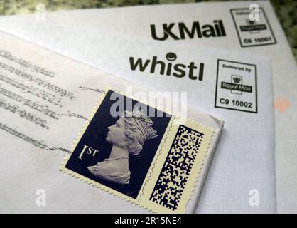 I nuovi francobolli Royal Mail con codice a barre della classe 1st nel Regno Unito, Queen Elizabeth II - UKMail & Whistl Foto Stock