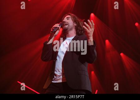 Madrid, Spagna. 11th maggio, 2023. Il cantante Andres Suarez si esibisce presso il Wizink Center di Madrid. Con questo concerto Andrés Suárez ha presentato il suo nono album 'Viaje de ida y vuelta'. Il primo singolo dell'album è 'Será', composto a metà con Diego Cantero (Funambulista) e prodotto da Tato Latorre. Andrés Suárez torna dopo aver pubblicato il suo ultimo album con lo stesso titolo nel 2020. Secondo quanto lo stesso Andrés confessò, nello stesso anno 2020 iniziò a scrivere e a lavorare sul nuovo album, ma lo cancellò completamente perché sembrava troppo duro e triste. Credit: SOPA Images Limited/Alamy Live News Foto Stock