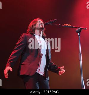 Il cantante Andres Suarez si esibisce presso il Wizink Center di Madrid. Con questo concerto Andrés Suárez ha presentato il suo nono album 'Viaje de ida y vuelta'. Il primo singolo dell'album è 'Será', composto a metà con Diego Cantero (Funambulista) e prodotto da Tato Latorre. Andrés Suárez torna dopo aver pubblicato il suo ultimo album con lo stesso titolo nel 2020. Secondo quanto lo stesso Andrés confessò, nello stesso anno 2020 iniziò a scrivere e a lavorare sul nuovo album, ma lo cancellò completamente perché sembrava troppo duro e triste. (Foto di Atilano Garcia/SOPA Images/Sipa USA) Foto Stock