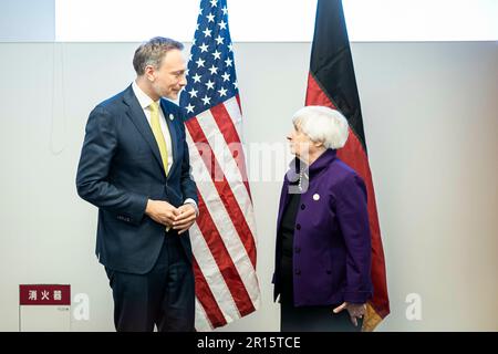 Il Segretario del Tesoro tedesco Christian Lindner incontra il Segretario del Tesoro americano Janet Yellen a Niigata per il G7° incontro dei Ministri delle finanze a Niigata, 12 maggio 2023. Copyright: Leon Kuegeler/photothek.de Foto Stock