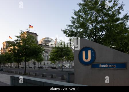 La U Bahn di fronte al Reichstag tedesco come simbolo della separazione dei poteri Foto Stock