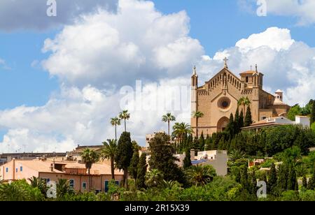 Vista della chiesa parrocchiale di Trasfiguracio del Senyor ad Arta Foto Stock