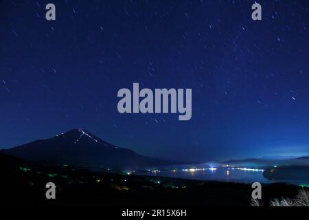 Mt. Fuji, cielo stellato, e il Lago Yamanaka di notte Foto Stock