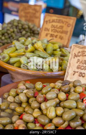 Olive sottaceto, mercato settimanale, Maiorca Foto Stock