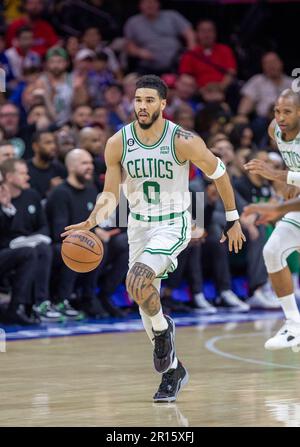 Jayson Tatum (0 Celtics) in atcion durante il gioco di playoff della National Basketball Association tra Philadelphia Sixers e Boston Celtics al Wells Fargo Center di Philadelphia, USA (Foto: Georgia Soares/Sports Press Photo/C - SCADENZA UN'ORA - ATTIVARE FTP SOLO SE LE IMMAGINI HANNO MENO DI UN'ORA - Alamy) credito: SPP Sport Stampa Foto. /Alamy Live News Foto Stock