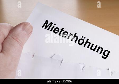 Mieterhoehung è tedesco per l'aumento di affitto, lettera di tenuta della mano Foto Stock