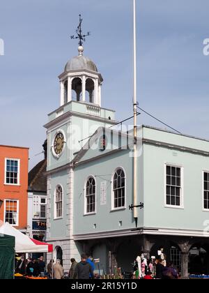 FAVERSHAM, KENT/UK - MARZO 29 : Vista del mercato stradale e del Municipio di Faversham Kent il 29 Marzo 2014. Persone non identificate Foto Stock