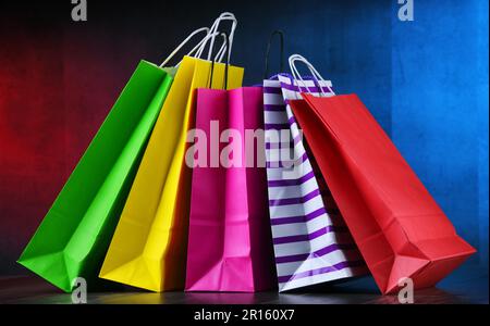 Composizione con carta colorata borse per lo shopping Foto Stock