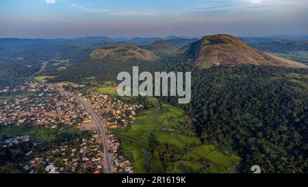 Aereo delle montagne di granito nella Guinea Centrale Foto Stock