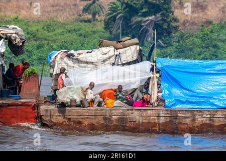 Imbarcazione da fiume sovraccaricata sul fiume Congo, Repubblica Democratica del Congo Foto Stock